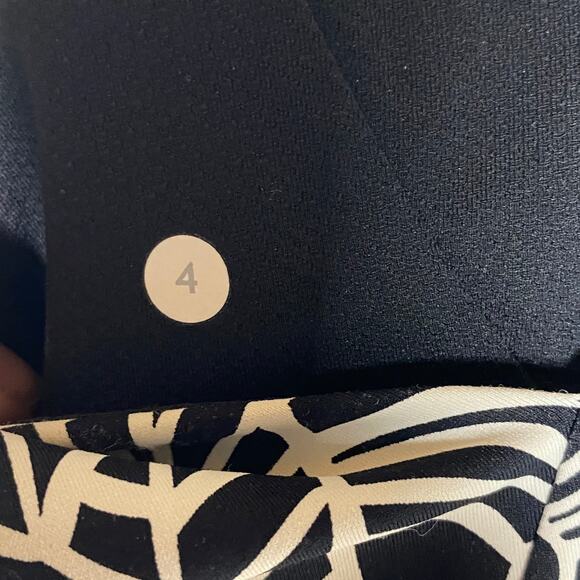 Lululemon Womens Size 4 Tank‎ Top Cinch Waist Black White Pullover Activewear - Picture 8 of 8